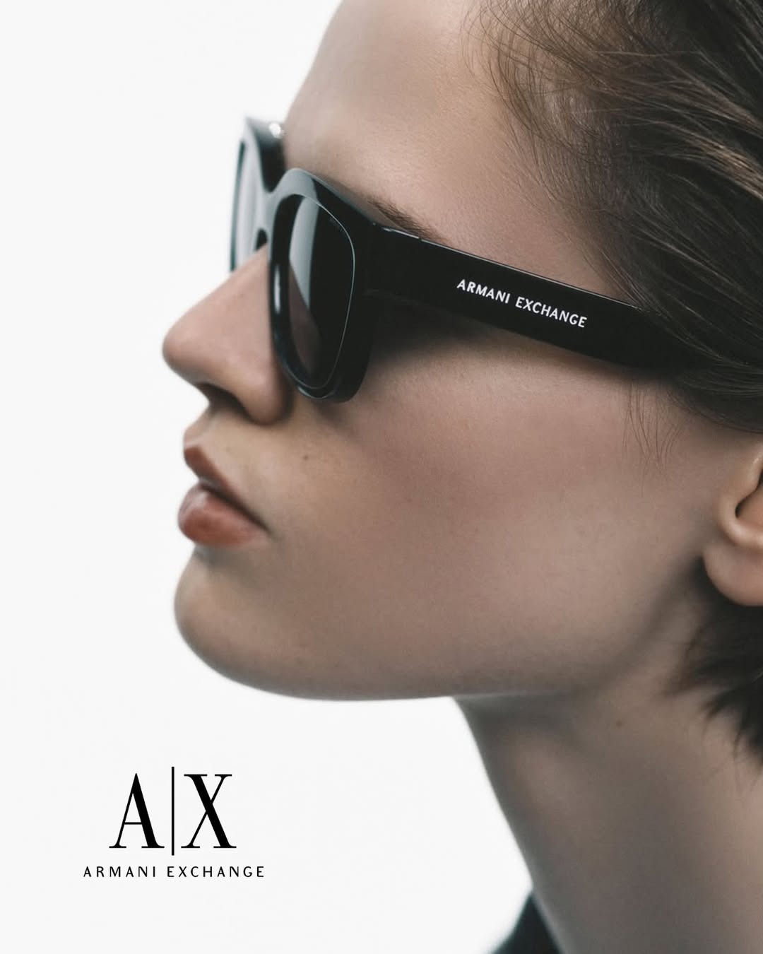 Modelo con anteojos de sol Armani Exchange